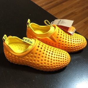 NWT Kids Water Shoes Removable Liner sz 13